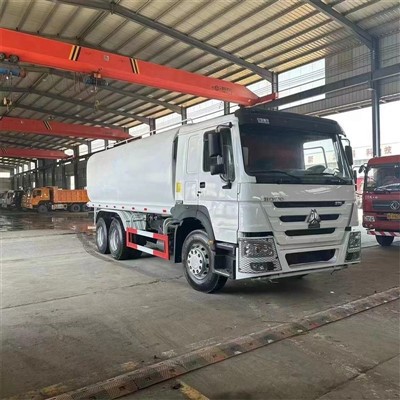 Caminhão tanque para armazenamento de água e sprinklers